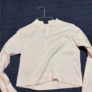 Lululemon like new long sleeve half zip Size 6!